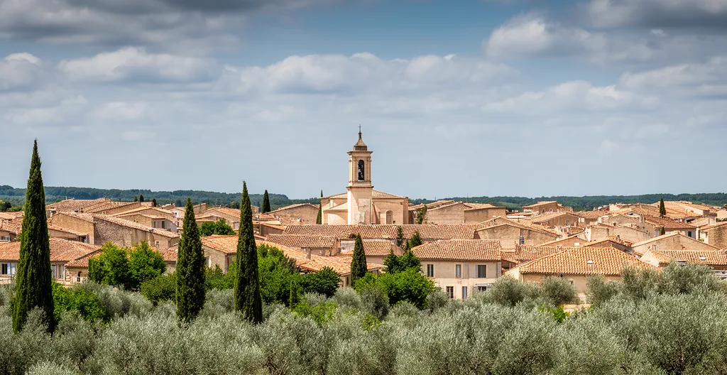 Vue panoramique sur les toits en tuiles canal d'un village provençal
